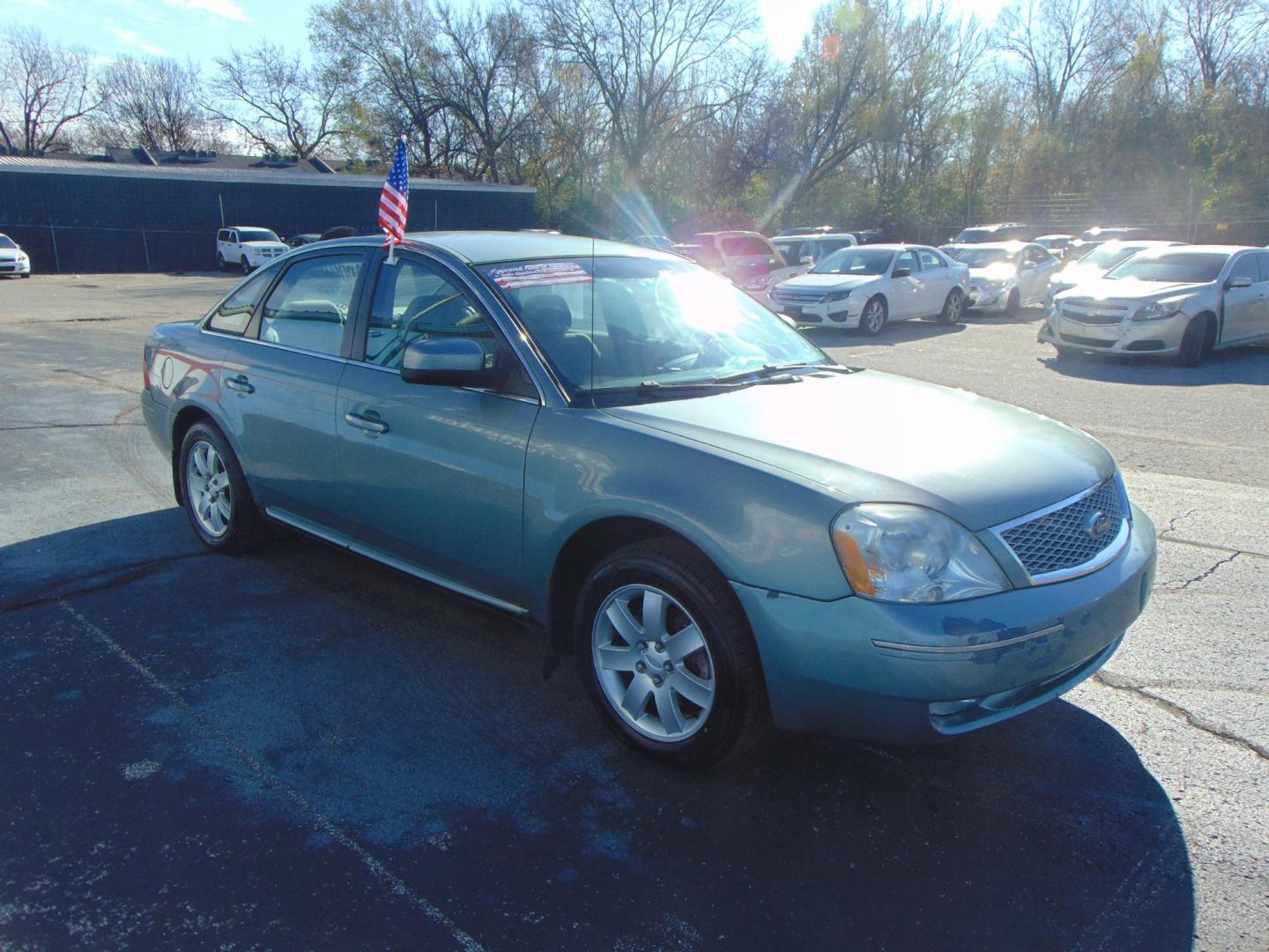 2007 Green Ford Five Hundred (1FAHP24107G) with an V6 3.0 Liter engine, Automatic transmission, located at 2105 Dixie Hwy, Louisville, KY, 40210, (502) 772-3333, 38.220932, -85.795441 - Photo#4